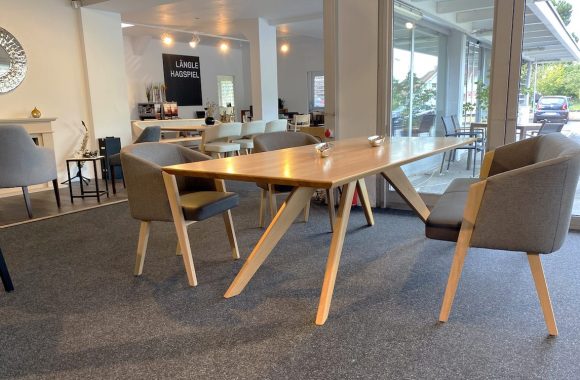 Tische und Stühle von Längle Hagspiel im Mielecenter Markant 