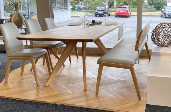 Tische und Stühle von Längle Hagspiel im Mielecenter Markant 